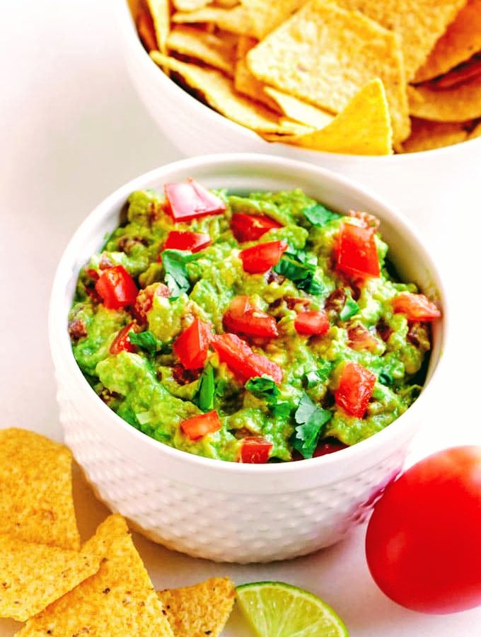 Guacamole s tortillovými chipsy